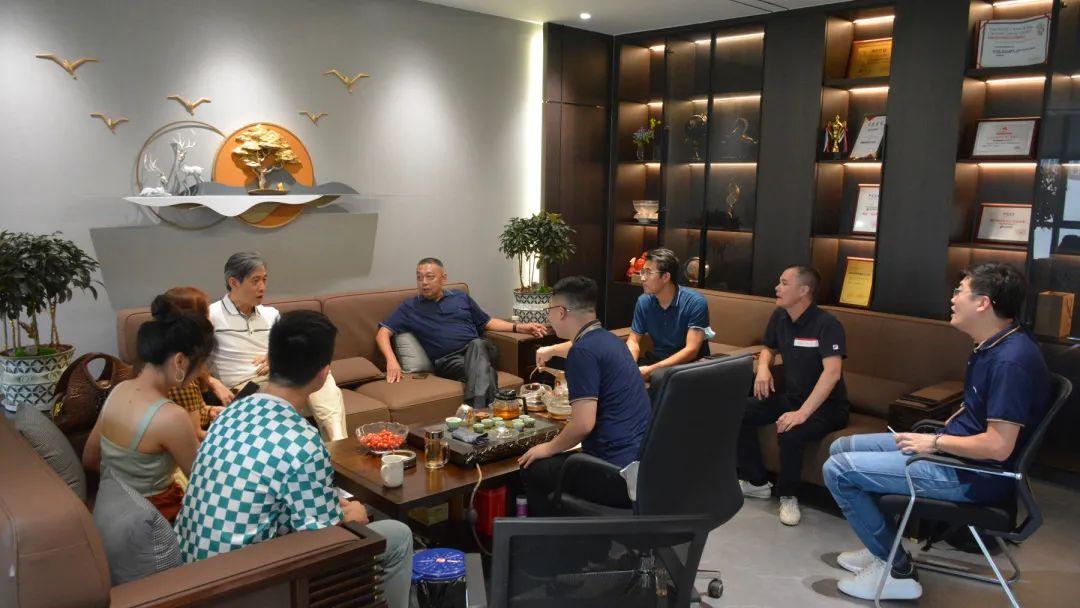 微水泥新品广受关注，吸引中国建筑卫生陶瓷协会宫秘书长前来参观考察！
